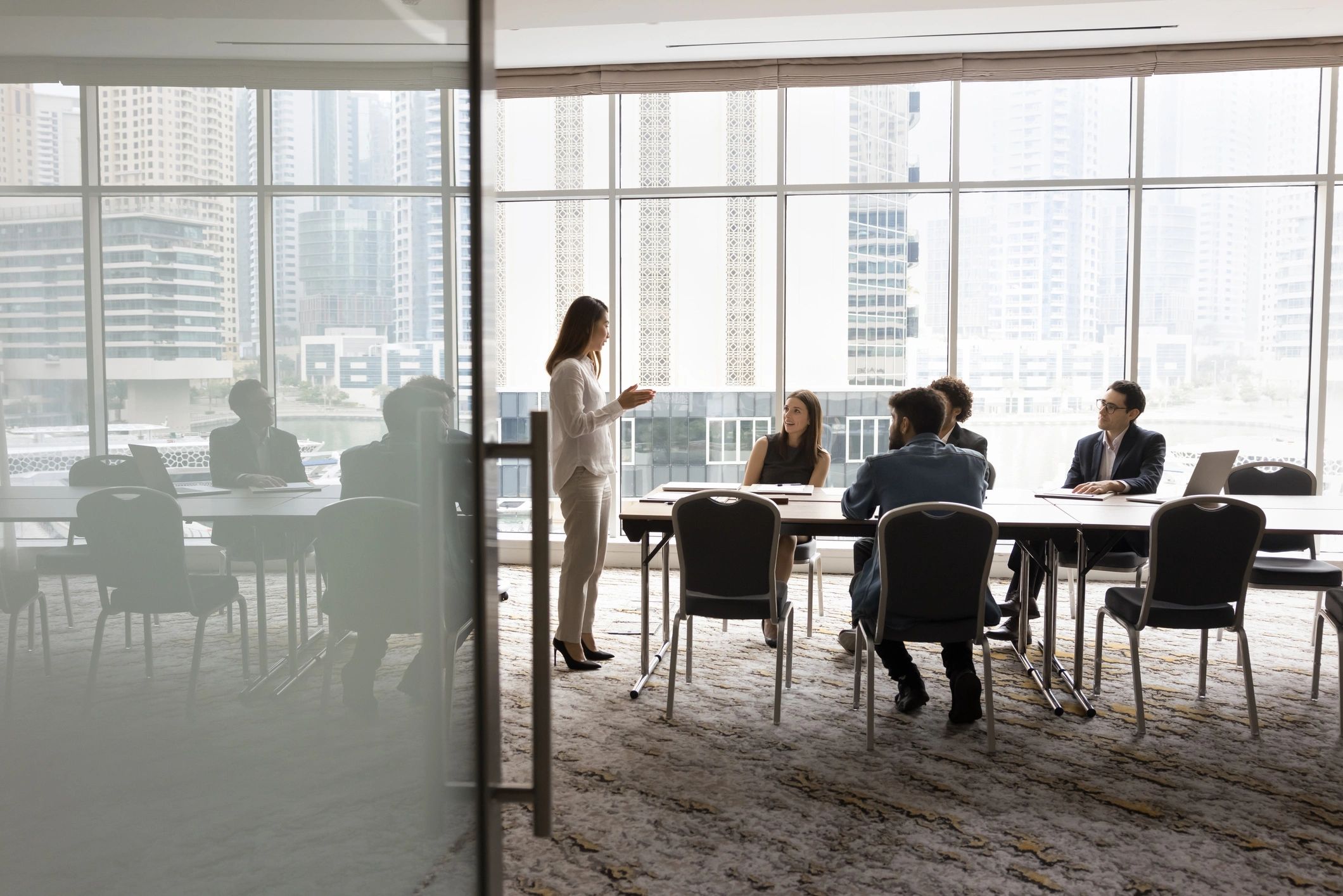 Executivos em reunião estratégica em sala corporativa